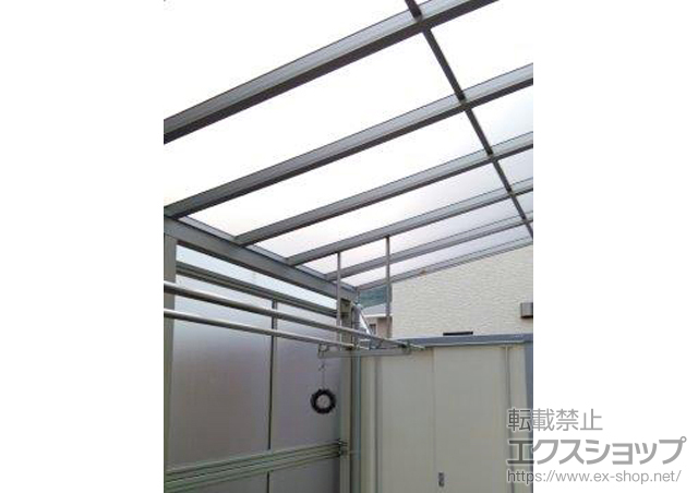 広島県大竹市ののバルコニー・ベランダ屋根 ヴェクターテラス F型 テラスタイプ 単体 積雪〜20cm対応+前面パネル+吊り下げ式物干し 標準 2本入 施工例