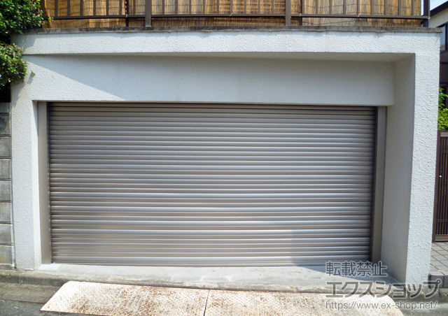 奈良県大和郡山市九条町のLIXIL リクシル（トステム）のガレージシャッター ガレージシャッタークワトロ 電動式 内部付タイプ 施工例
