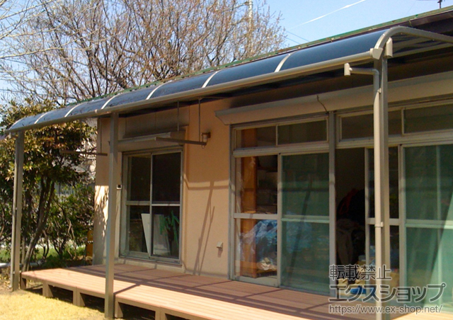 山梨県南巨摩郡富士川町のLIXIL リクシル（トステム）のテラス屋根 ライザーテラスII R型 テラスタイプ 連棟 積雪〜20cm対応 施工例
