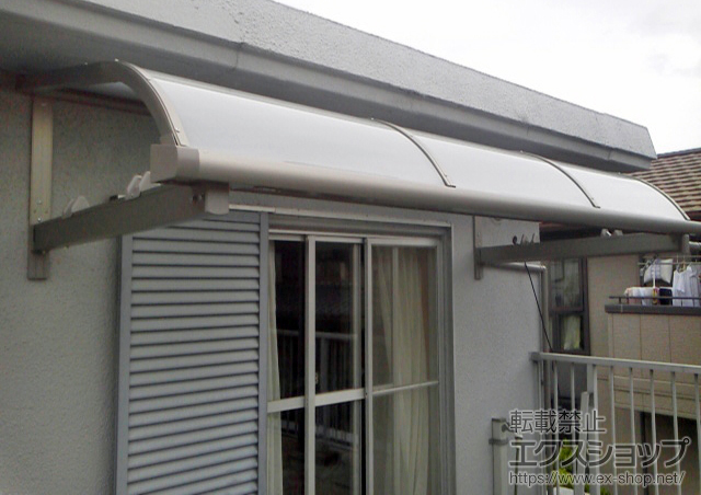 大阪府堺市のLIXIL リクシル（トステム）のバルコニー・ベランダ屋根 ライザーテラスII R型 ルーフタイプ 単体 積雪〜20cm対応＋ルーフ用竿掛け　4個入り 施工例