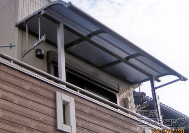 東京都国分寺市のLIXIL リクシル（トステム）のバルコニー・ベランダ屋根 ライザーテラスII R型 屋根タイプ 単体 積雪〜20cm対応+吊り下げ式物干し 標準 2本入+吊り下げ式物干し ロング 2本入+吊り下げ式物干し ロング 2本入 施工例