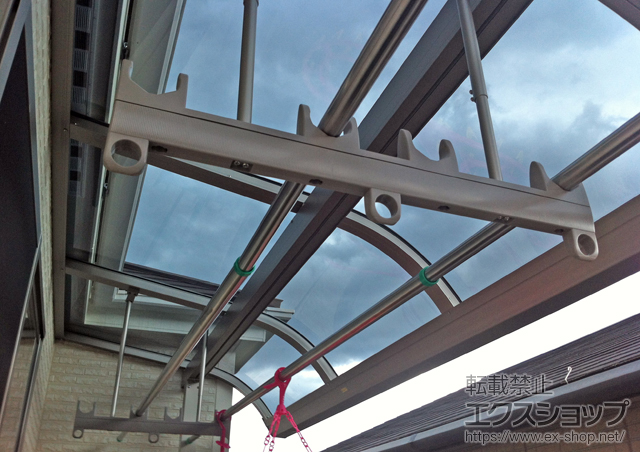 兵庫県西宮市のLIXIL リクシル（トステム）のバルコニー・ベランダ屋根 ライザーテラスII R型 屋根タイプ 単体 積雪〜20cm対応+トステム  吊り下げ物干し　標準　2本入 施工例