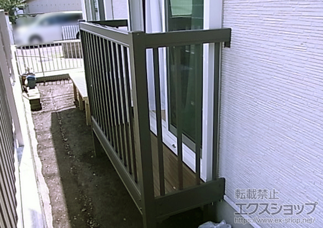 神奈川県横浜市のLIXIL リクシル（トステム）のバルコニー アクトステージA型 細格子 単体 柱建て式 施工例