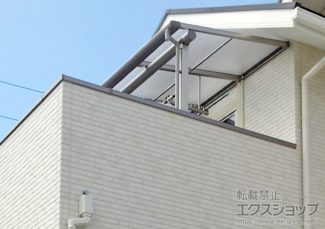 兵庫県神戸市ののバルコニー・ベランダ屋根 プレシオステラス R型 屋根タイプ 単体 積雪〜20cm対応+吊り下げ式物干し 標準 2本入 施工例