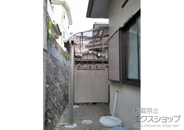 奈良県奈良市のLIXIL リクシル（トステム）のテラス屋根 ライザーテラスII R型 テラスタイプ 単体 積雪〜20cm対応+吊り下げ式物干し ロング 2本入り 施工例