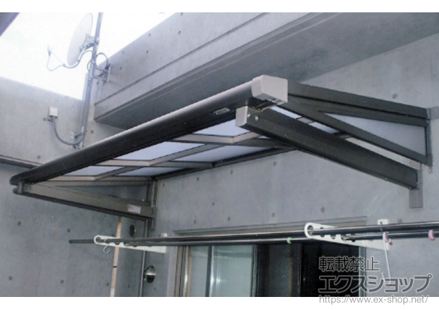 福岡県福岡市のLIXIL リクシル（トステム）のバルコニー・ベランダ屋根 ライザーテラスII F型 ルーフタイプ 単体 積雪〜20cm対応+側面ランマパネル F型用 施工例