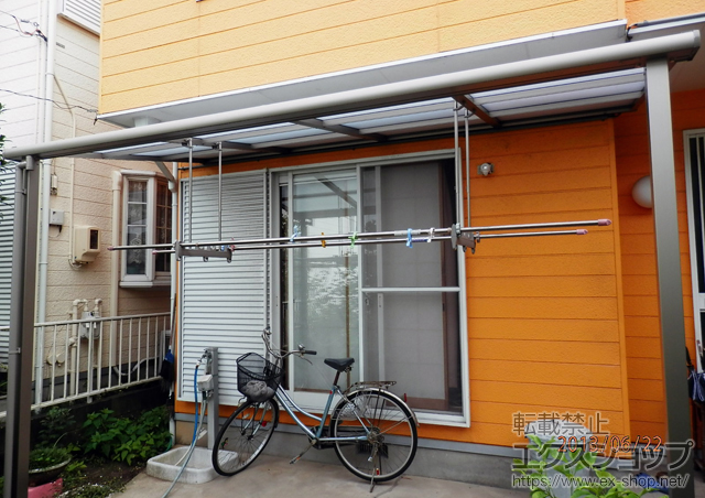 愛知県半田市のLIXIL リクシル（トステム）のテラス屋根 ライザーテラスII F型 テラスタイプ 単体 積雪〜20cm対応＋吊り下げ物干し　標準　2本入 施工例