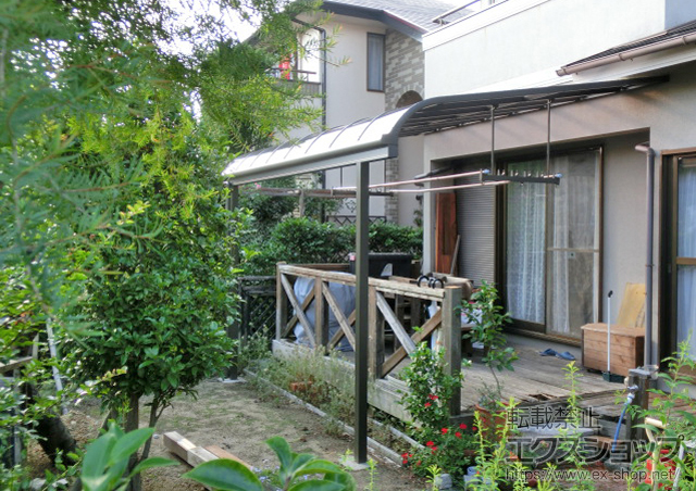 大阪府河内長野市のLIXIL リクシル（トステム）のテラス屋根 ライザーテラスII R型 テラスタイプ 単体 積雪〜20cm対応＋吊り下げ物干し　ワイド　2本入 施工例