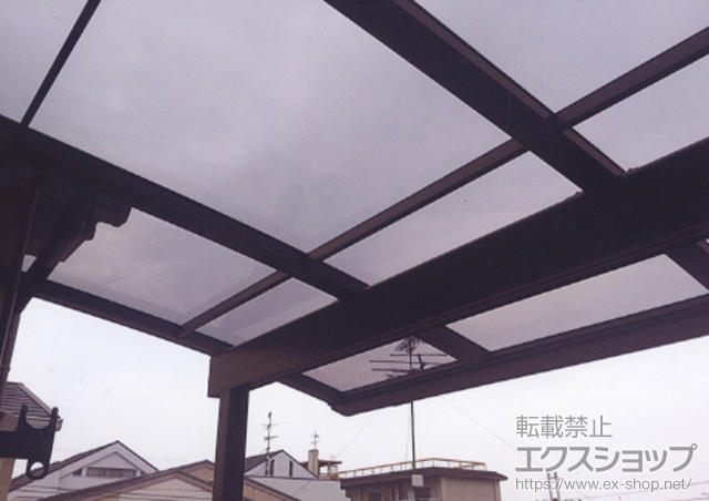 兵庫県尼崎市のLIXIL リクシル（トステム）のバルコニー・ベランダ屋根 パワーアルファ L型 屋根タイプ 単体 積雪〜30cm対応+吊下げ物干し　標準2本入り 施工例