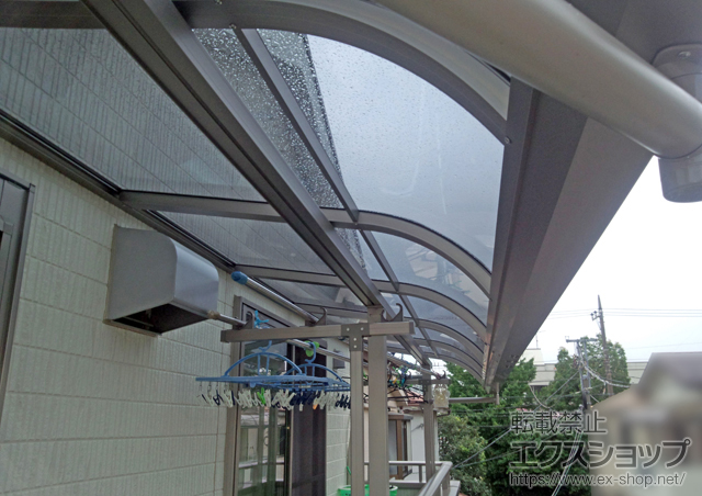 東京都足立区のLIXIL リクシル（トステム）のバルコニー・ベランダ屋根 ライザーテラスII R型 屋根タイプ 連棟 積雪〜20cm対応 施工例