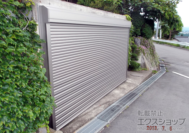 長野県佐久市のLIXIL リクシル（トステム）のガレージシャッター ガレージシャッタークワトロ 電動式 外部付RC造用躯体直付タイプ 施工例