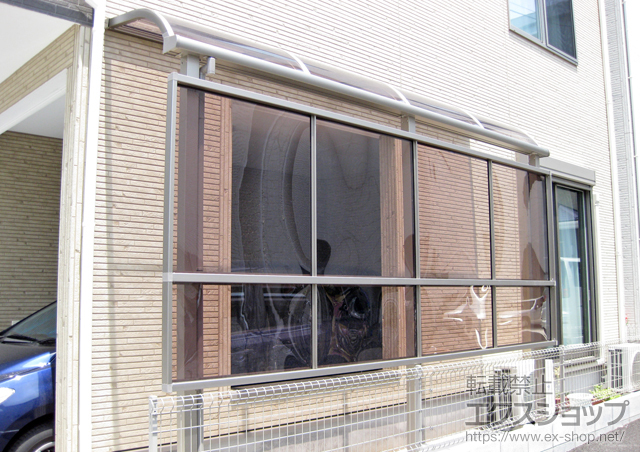 埼玉県川口市のLIXIL リクシル（トステム）のテラス屋根 ライザーテラスII R型 テラスタイプ 単体 積雪〜20cm対応+前面スクリーン 2段仕様 施工例