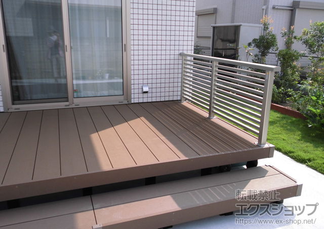 茨城県水戸市ののウッドデッキ リウッドデッキ 200＋段床セット　正面1段＋シンプルモダンデッキフェンス7型　半目隠し横格子タイプ 施工例