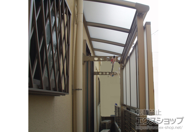 東京都豊島区のLIXIL リクシル（トステム）のテラス屋根 パワーアルファ L型 テラスタイプ 単体 積雪〜30cm対応 施工例