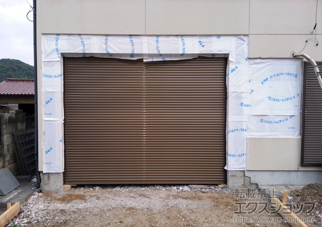 群馬県太田市のLIXIL リクシル（トステム）のガレージシャッター ガレージシャッタークワトロ 電動式 内部付木造用躯体直付タイプ 施工例