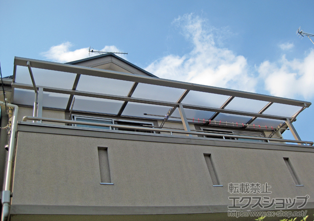 東京都福生市のLIXIL リクシル（トステム）のバルコニー・ベランダ屋根 ライザーテラスII F型 屋根タイプ 連棟 積雪〜20cm対応＋壁付物干し ロング　3本 施工例