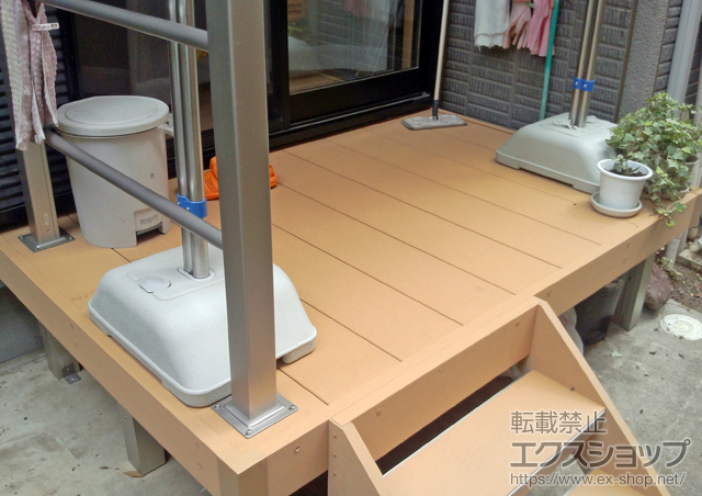 埼玉県北本市ののウッドデッキ リウッドデッキ 200+シンプルモダンデッキフェンス2型＜横格子2本タイプ＞+ リウッドステップ5型 Sタイプ(2段) 施工例