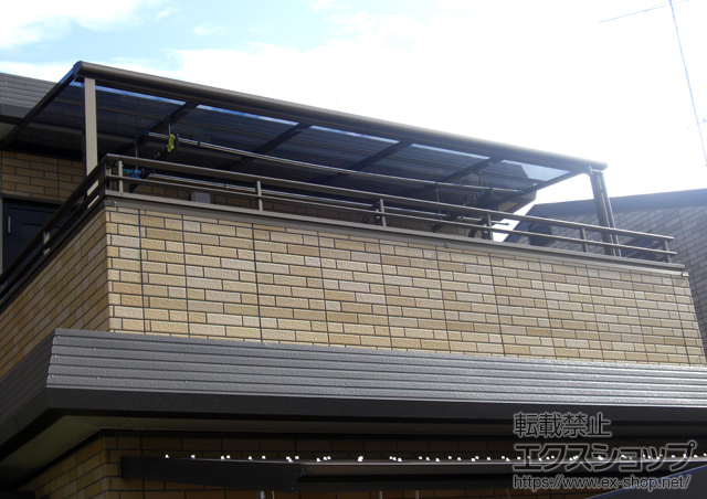 愛媛県松山市のLIXIL リクシル（トステム）のバルコニー・ベランダ屋根 ライザーテラスII F型 屋根タイプ 単体 積雪〜20cm対応＋吊り下げ式物干し ワイド 2本入 施工例