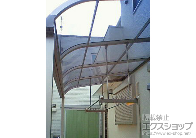 福岡県福岡市のLIXIL リクシル（トステム）のテラス屋根 ライザーテラスII R型 テラスタイプ 単体 積雪〜20cm対応＋吊り下げ物干し 標準 2本入 施工例