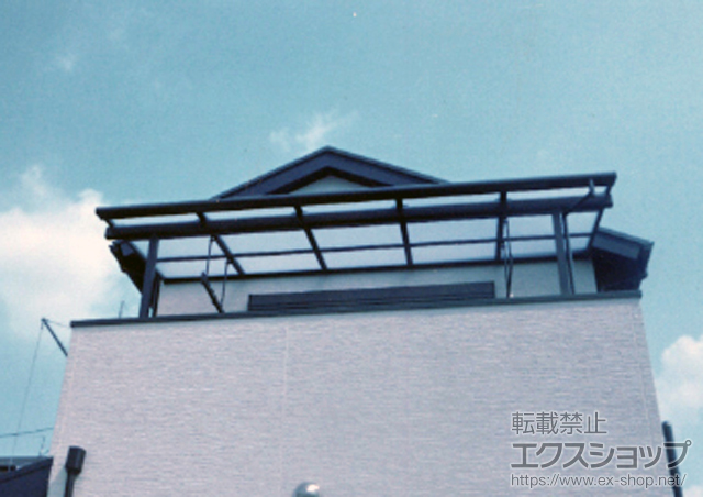 京都府京都市のLIXIL リクシル（トステム）のバルコニー・ベランダ屋根 ライザーテラスII F型 屋根タイプ 単体 積雪〜20cm対応+吊り下げ物干し ワイド 標準 2本入 施工例