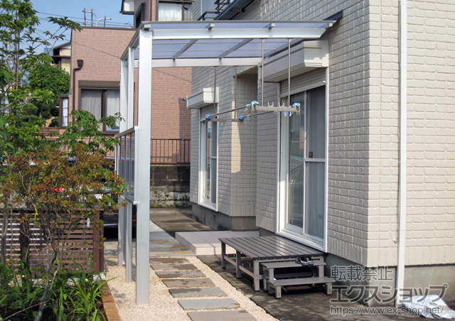 神奈川県横浜市ののテラス屋根 アーキフィット ミニ 独立テラスタイプ 積雪〜20cm対応+竿掛けセットS+サイドパネルQ 施工例