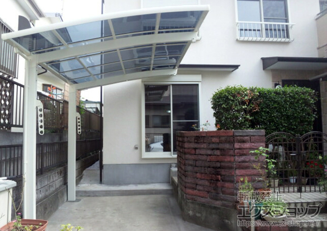 神奈川県秦野市のLIXIL リクシル（トステム）のカーポート カーブポートシグマIII 積雪〜20cm対応＋着脱式サポート柱（ロング柱28用）＋収納式物干し 標準 2本入り 施工例