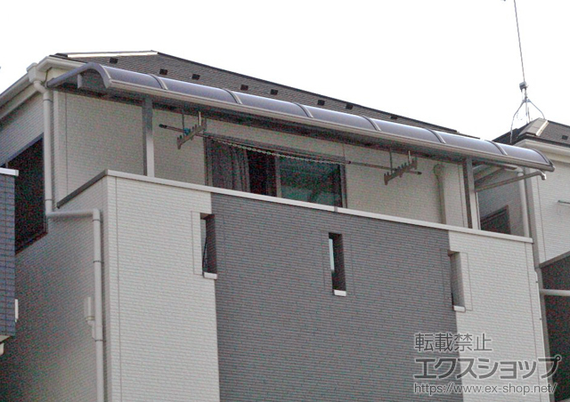 神奈川県横浜市のLIXIL リクシル（トステム）のバルコニー・ベランダ屋根 パワーアルファ RB型 屋根タイプ 単体 積雪〜30cm対応＋吊り下げ式物干し　標準　2本 施工例