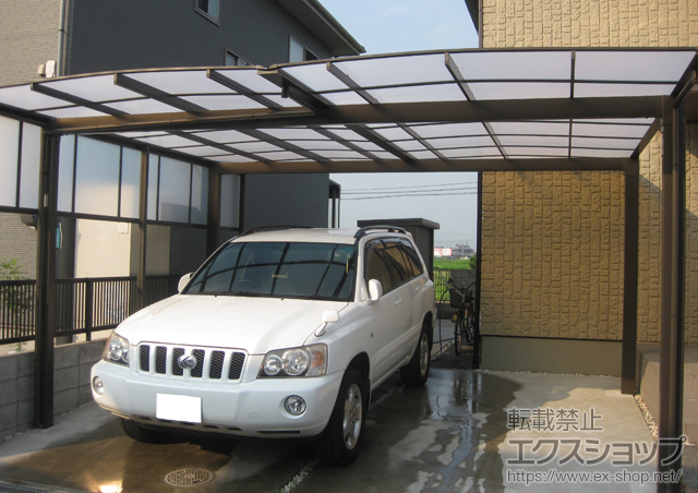 岡山県岡山市のLIXIL リクシル（トステム）のカーポート エックスルーフ ワイド 積雪〜20cm対応＋サイドパネル 施工例