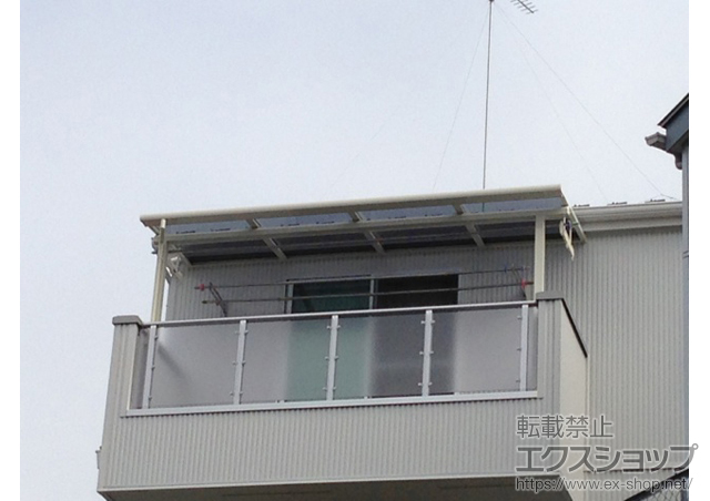 神奈川県横浜市のLIXIL リクシル（トステム）のバルコニー・ベランダ屋根 ライザーテラスII F型 屋根タイプ 単体 積雪〜20cm対応＋吊り下げ物干し ショート 2本入 施工例