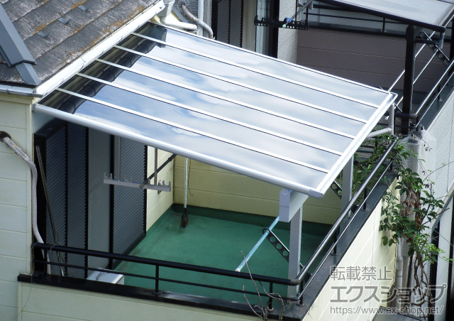 神奈川県川崎市ののバルコニー・ベランダ屋根 ヴェクターテラス F型 1500 屋根タイプ 単体 積雪〜50cm対応＋吊り下げ式物干し 標準 2本入 施工例