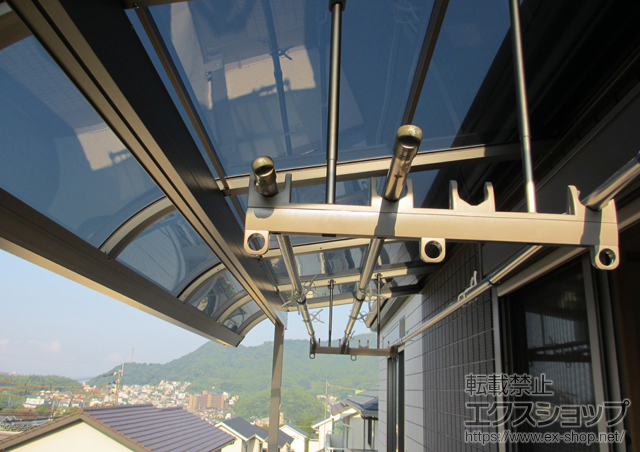 長崎県長崎市のLIXIL リクシル（トステム）のバルコニー・ベランダ屋根 ライザーテラスII R型 屋根タイプ 単体 積雪〜20cm対応＋吊り下げ物干し　標準　2本入 施工例