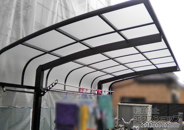 埼玉県川口市ののカーポート プレシオスポート アルファ 積雪〜20cm対応+収納式物干しセット2型 2本入り 施工例