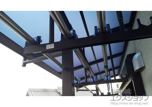 大阪府八尾市ののバルコニー・ベランダ屋根 ヴェクターテラス F型 屋根タイプ 連棟 積雪〜20cm対応＋吊り下げ物干し 標準 2本入×2セット 施工例