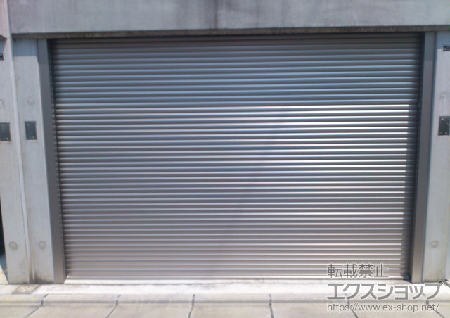 神奈川県藤沢市のLIXIL リクシル（トステム）のガレージシャッター ガレージシャッタークワトロ 電動式 内部付タイプ 施工例