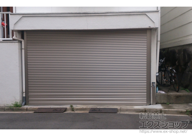 大阪府大東市のLIXIL リクシル（トステム）のガレージシャッター ガレージシャッタークワトロ 電動式 外部付RC造用躯体直付タイプ 施工例