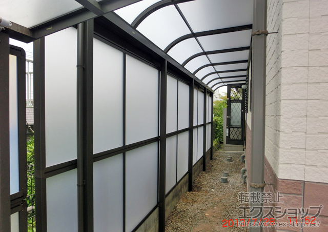 大阪府阪南市のLIXIL リクシル（トステム）のテラス屋根 ライザーテラスII F型 テラスタイプ 連棟 積雪〜20?対応+前面スクリーン 1段仕様+サイドパネル 1段仕様 施工例