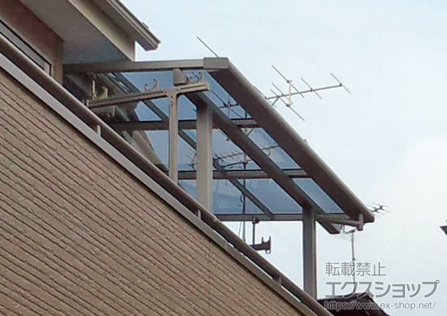 埼玉県上尾市のLIXIL リクシル（トステム）のバルコニー・ベランダ屋根 ライザーテラスII F型 屋根タイプ 単体 積雪〜20cm対応+吊り下げ物干し ショート 2本入 施工例