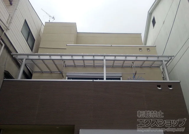 大阪府大阪市のYKKAPのテラス屋根 ヴェクターテラス R型 テラスタイプ 連棟 積雪～20cm対応+吊下げ物干し　標準2本入り 施工例