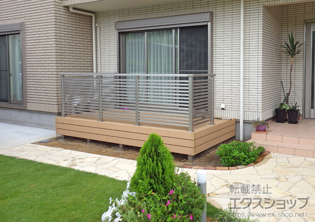 東京都多摩市ののウッドデッキ リウッドデッキ 200＋シンプルモダンデッキフェンス7型<半目隠し横格子タイプ>＋床下囲い 2段 3方 施工例