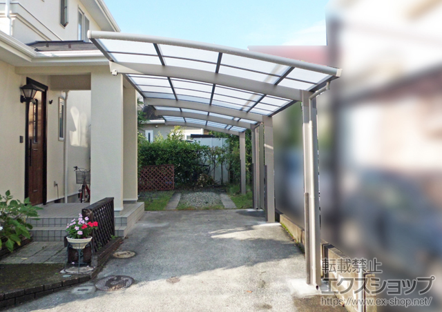 宮城県黒川郡富谷町のLIXIL リクシル（トステム）のカーポート カーブポートシグマIII 縦連棟 耐風圧強度仕様 積雪〜30cm対応＋着脱式サポート（補助柱） 1本入＋カーブポートシグマIII 　 屋根材ホルダー＋柱ガード 施工例