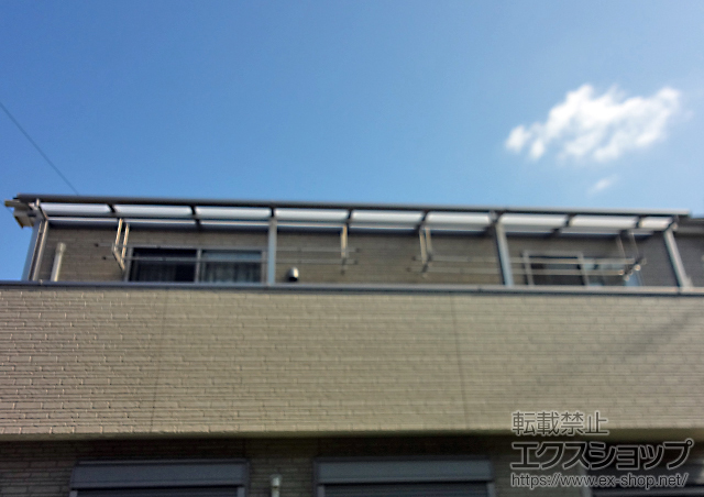 埼玉県川口市のLIXIL リクシル（トステム）のバルコニー・ベランダ屋根 ライザーテラスII F型 屋根タイプ 三連棟 積雪〜20cm対応＋吊り下げ物干し 標準 2本入 施工例