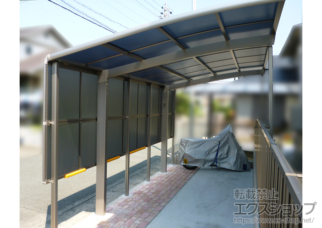 静岡県磐田市のLIXIL リクシル（トステム）のカーポート カーブポートシグマIII 耐風圧強度仕様 積雪〜30cm対応＋カーブポートシグマIII サイドパネル 施工例