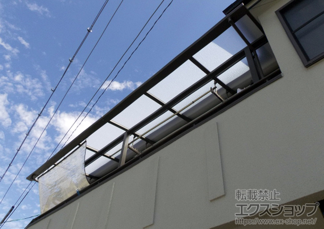 兵庫県西宮市のLIXIL リクシル（トステム）のバルコニー・ベランダ屋根 ライザーテラスII F型 屋根タイプ 連棟 積雪〜20cm対応＋吊り下げ式物干し 標準 2本入 施工例