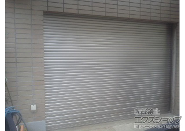 東京都立川市のLIXIL リクシル（トステム）のガレージシャッター ガレージシャッタークワトロ 電動式 内部付タイプ 施工例