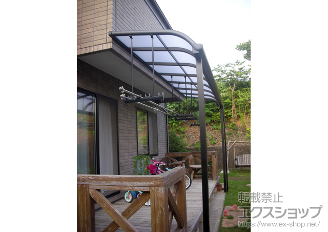 福島県田村郡三春町のLIXIL リクシル（トステム）のテラス屋根 パワーアルファ RB型 テラスタイプ 単体 積雪〜30cm対応＋吊り下げ物干し　標準2本入 施工例