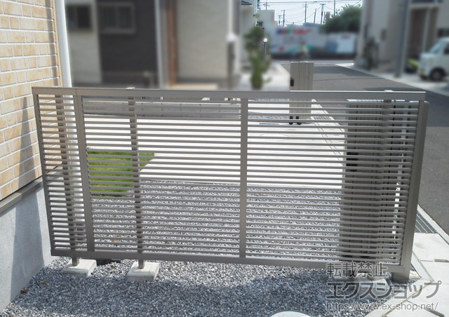 千葉県松戸市のLIXIL リクシル(新日軽)のフェンス・柵 エクジスフェンスR1型＜細横格子＞ 自在柱式 施工例