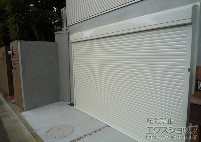 神奈川県川崎市のLIXIL リクシル（トステム）のガレージシャッター ガレージシャッタークワトロ 電動式 外部付タイプ+外部停電時開閉機構 施工例