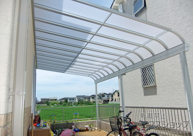 香川県丸亀市のLIXIL リクシル（トステム）のテラス屋根 ライザーテラスII R型 テラスタイプ 単体 積雪〜20cm対応 施工例