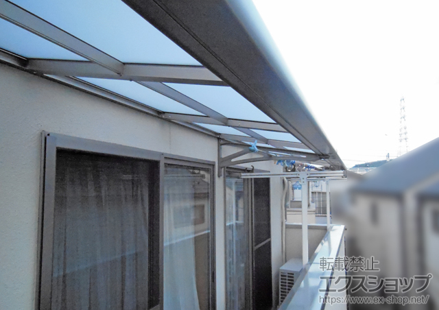 東京都三鷹市のLIXIL リクシル（トステム）のバルコニー・ベランダ屋根 ライザーテラスII F型 ルーフタイプ 連棟 積雪〜20cm対応＋ルーフ用竿掛け 4個入り 施工例