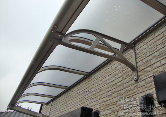 神奈川県横浜市のLIXIL リクシル（トステム）のバルコニー・ベランダ屋根 パワーアルファ ＲＢ型 ルーフタイプ 連棟 積雪〜30cm対応＋壁付け物干し 標準タイプ 施工例